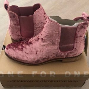 NWT TOMS Pink velvet Ella bootie wmns 7.5